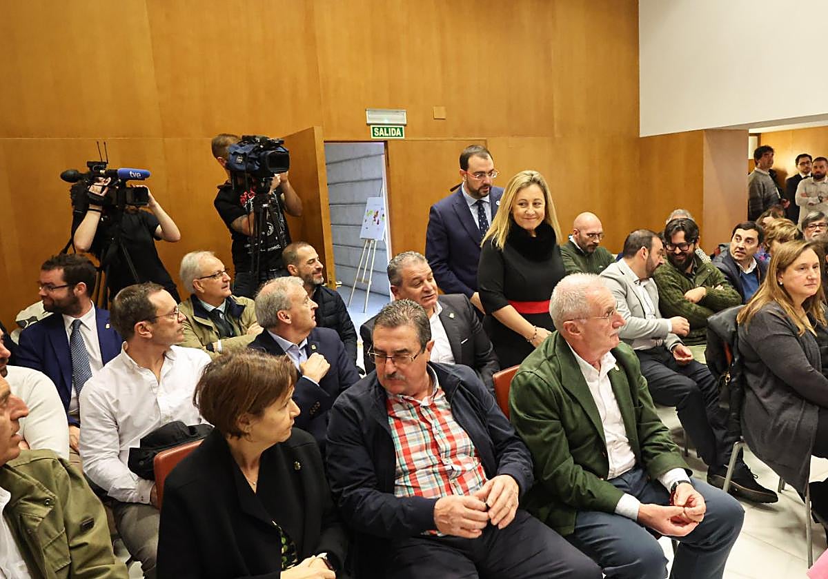 El presidente del Principado, Adrián Barbón, y la consejera de Educación, Lydia Espina, entran en el salón de actos de Presidencia, donde esperan los alcaldes.