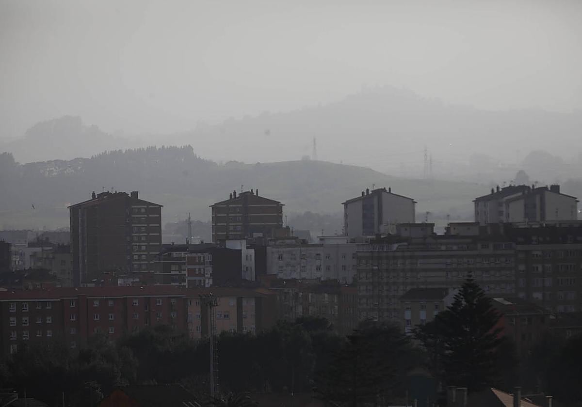 Capa de contaminación, este martes, en la zona oeste de Gijón, vista desde la subida a la Campa Torres.