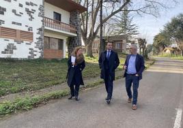 Cecilia Cachero, Guillermo Peláez y Ángel García, ayer, en Perlora.