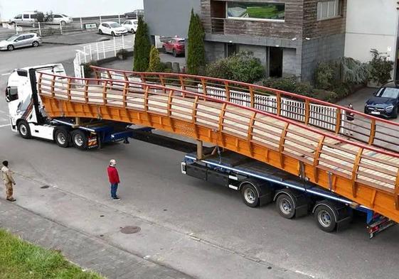 Imagen del puente saliendo de la fábrica asturiana de Media Madera.