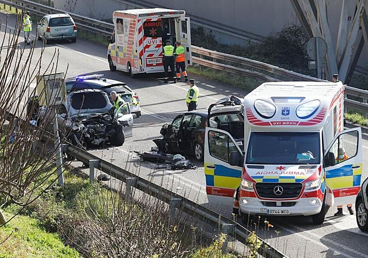 Los servicios sanitarios atienden a los heridos en el lugar del accidente.