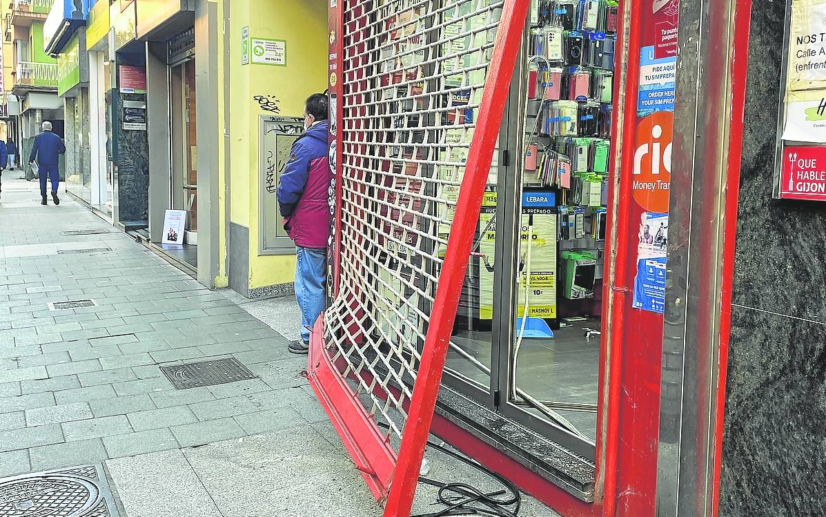 Tienda de telefonía móvil de la calle Asturias que fue asaltada por segunda vez en dos semanas.