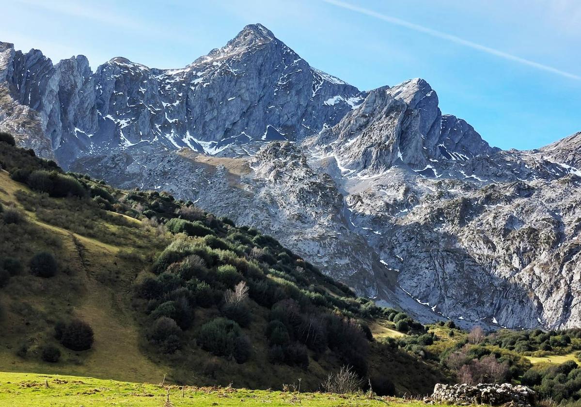 Braña Sinxeal, bajo las largas sombras de los paredones del Fontán Sur, muy cerca ya de La Cardosina