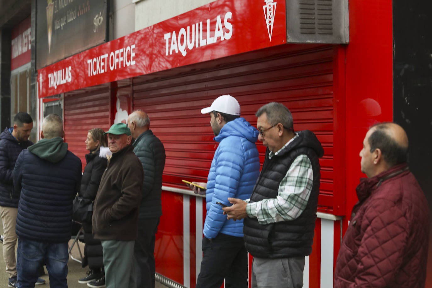 Colas en Gijón para hacerse con una entrada del Sporting - Oviedo