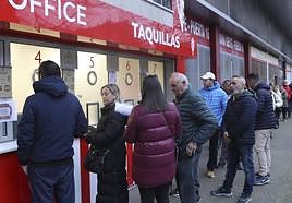 Colas en las taquillas de El Molinón para hacerse con las entradas del derbi.