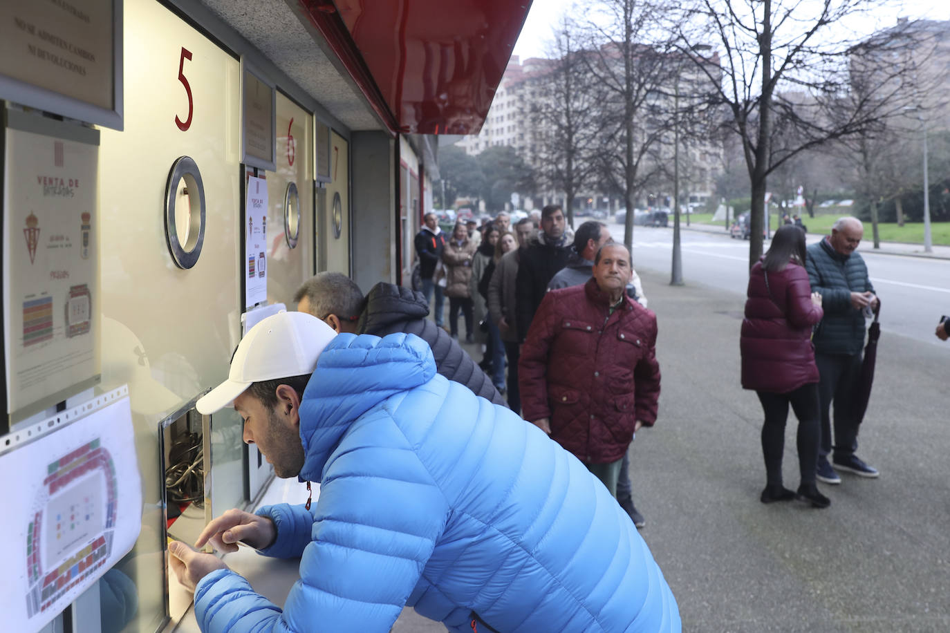 Colas en Gijón para hacerse con una entrada del Sporting - Oviedo