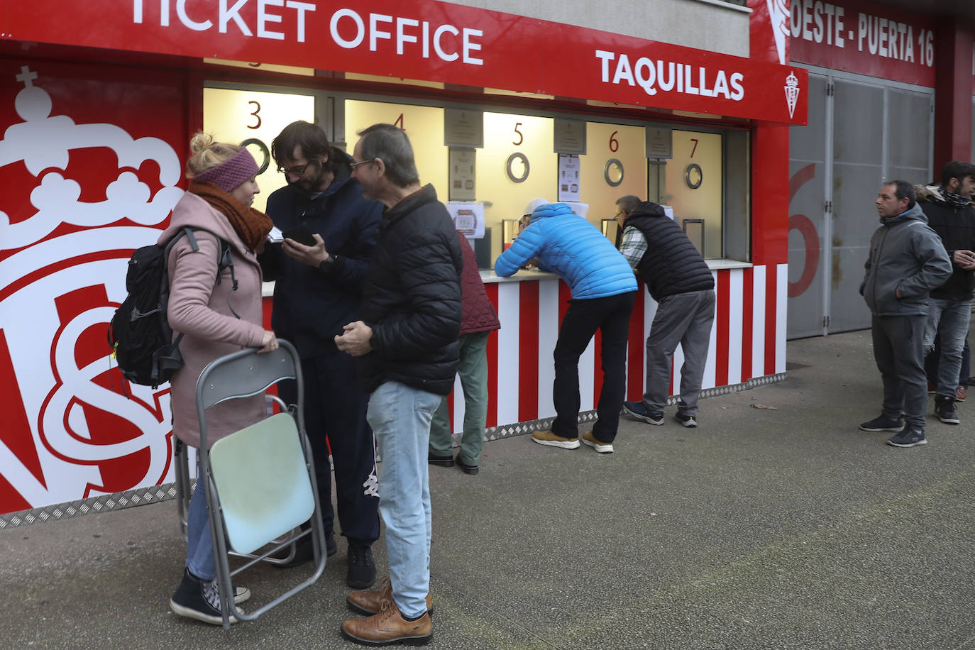 Colas en Gijón para hacerse con una entrada del Sporting - Oviedo