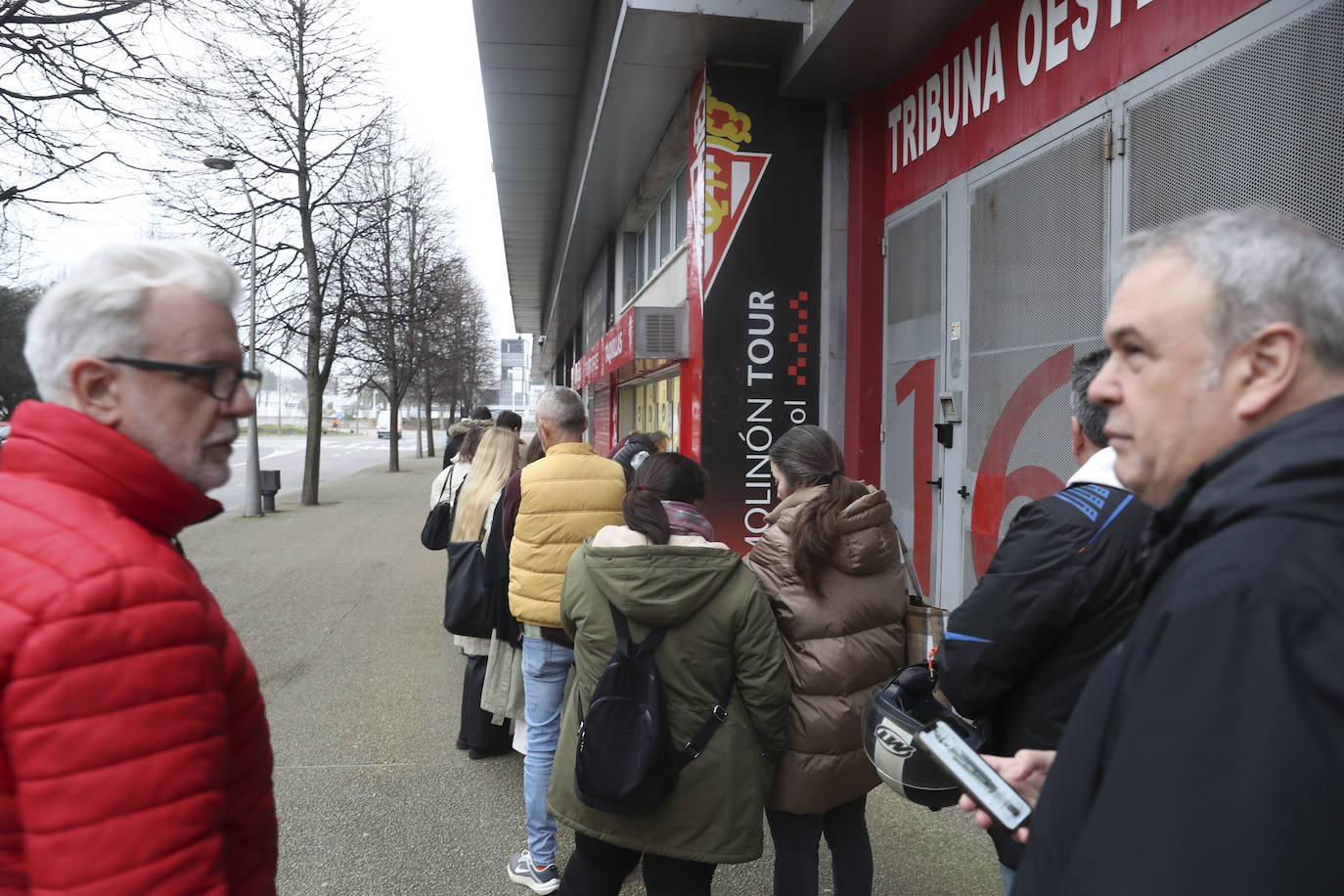 Colas en Gijón para hacerse con una entrada del Sporting - Oviedo