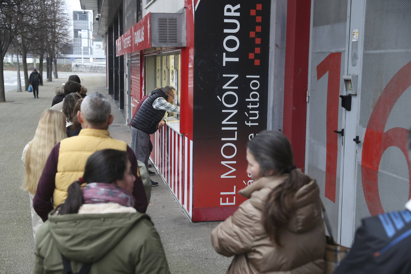 Colas en Gijón para hacerse con una entrada del Sporting - Oviedo