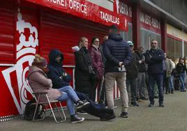 Colas en Gijón para hacerse con una entrada del Sporting - Oviedo