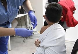 Un niño se pone una vacuna.