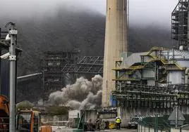 Un momento de la voladura de la caldera de la central térmica de Soto de la Barca, que retomó las demoliciones.