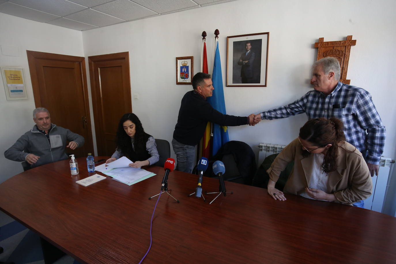 El nuevo alcalde, el popular Fernando Figaredo, recibe la enhorabuena del que lo era hasta este viernes, el socialista Jesús María García, tras concluir el pleno, en presencia de Juan Álvarez (IU), la secretaria municipal y la concejal popular Cristina Fidalgo.