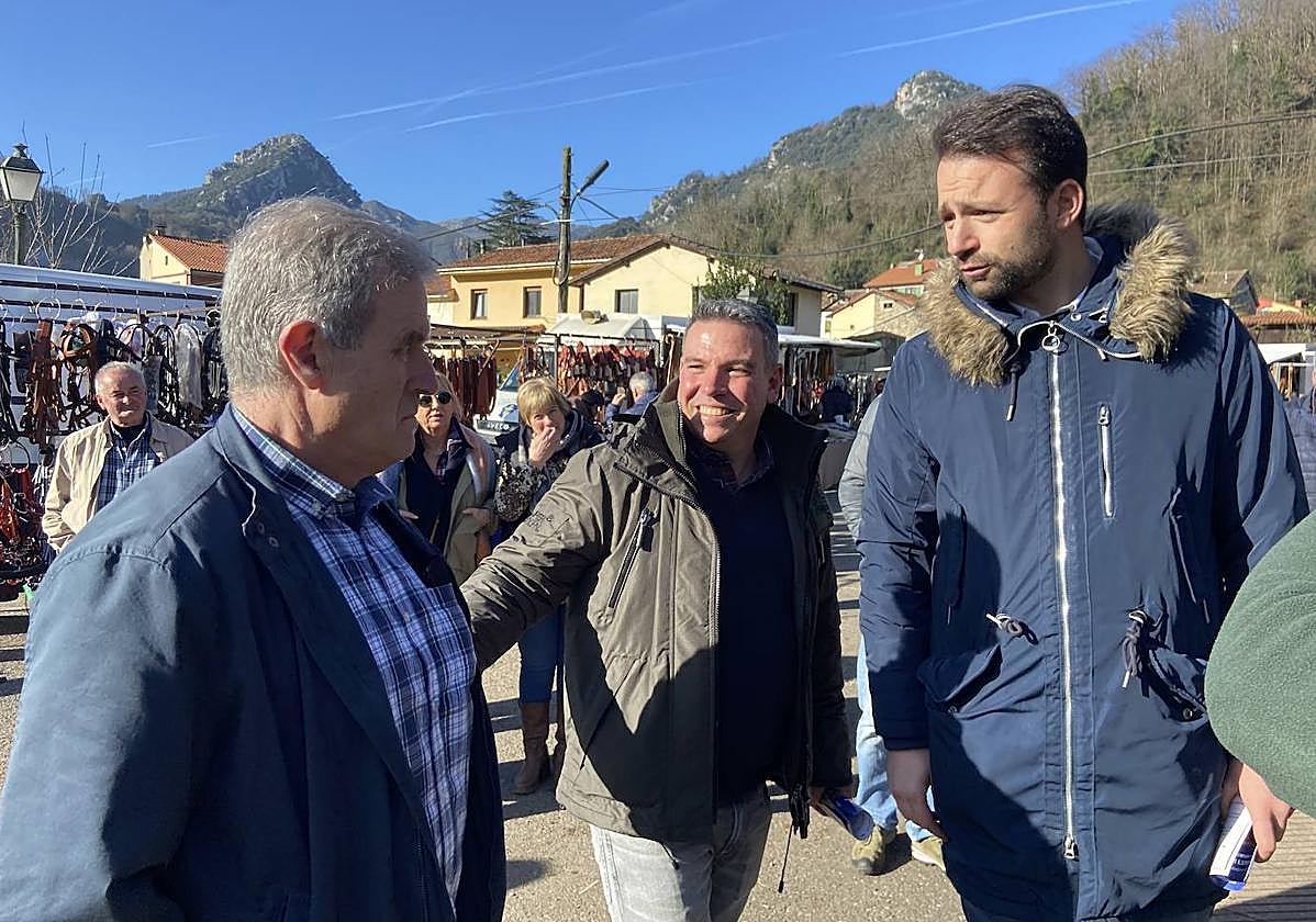 Jesús María García, alcalde de Proaza, en el mercado de ganados junto a Luis Figaredo y Álvaro Queipo.