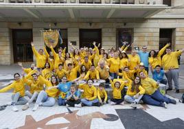 Los miembros de Os Brasileiros posan frente al Teatro Jovellanos, donde actuarán la próxima semana.