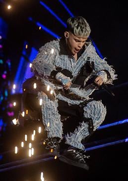 Imagen - El joven alicantino, saltando en plena actuación de su tema 'Brillos platino'
