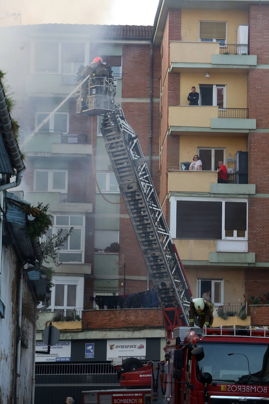 Las imágenes que deja un nuevo incendio en Oviedo en Almacenes Industriales