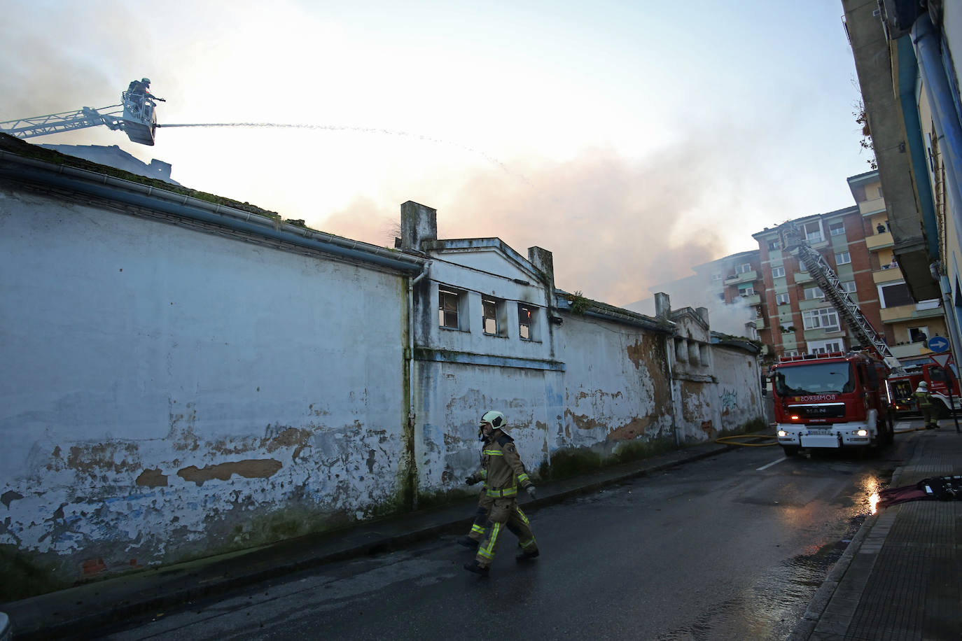Las imágenes que deja un nuevo incendio en Oviedo en Almacenes Industriales