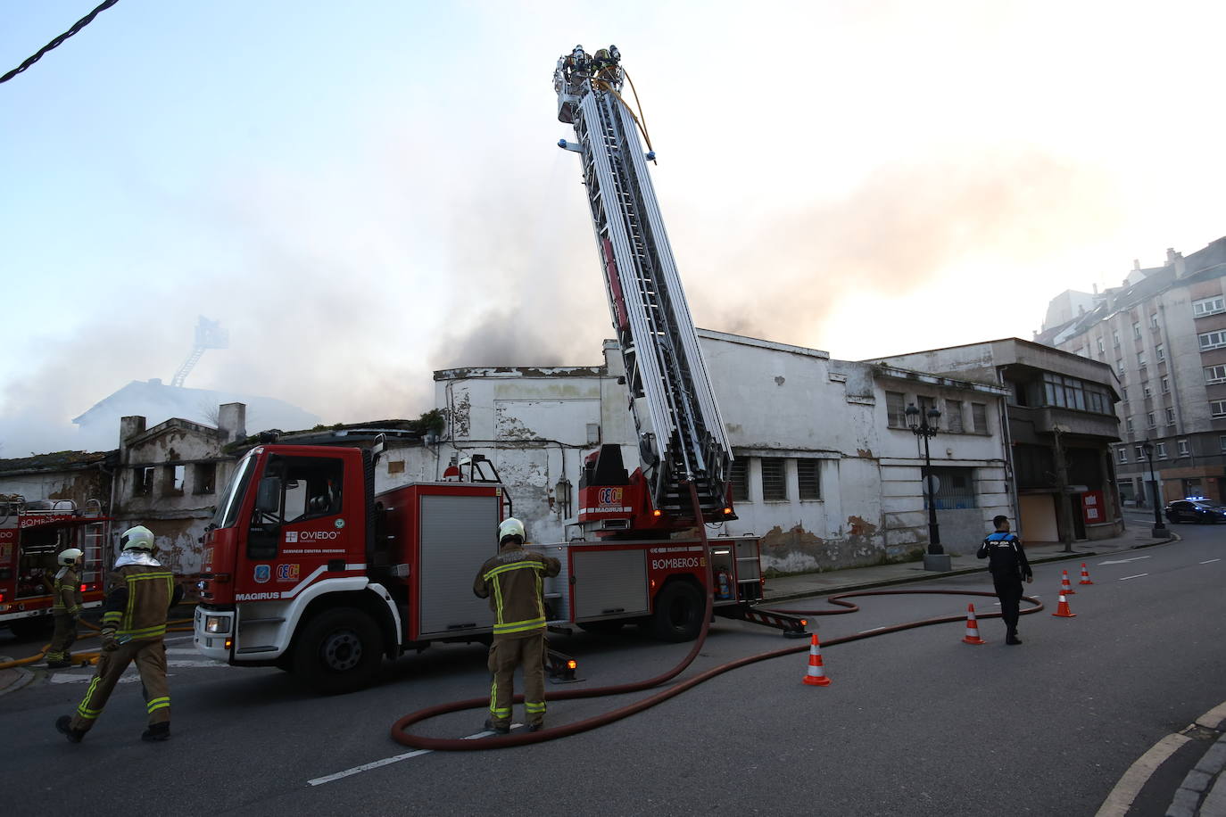 Las imágenes que deja un nuevo incendio en Oviedo en Almacenes Industriales