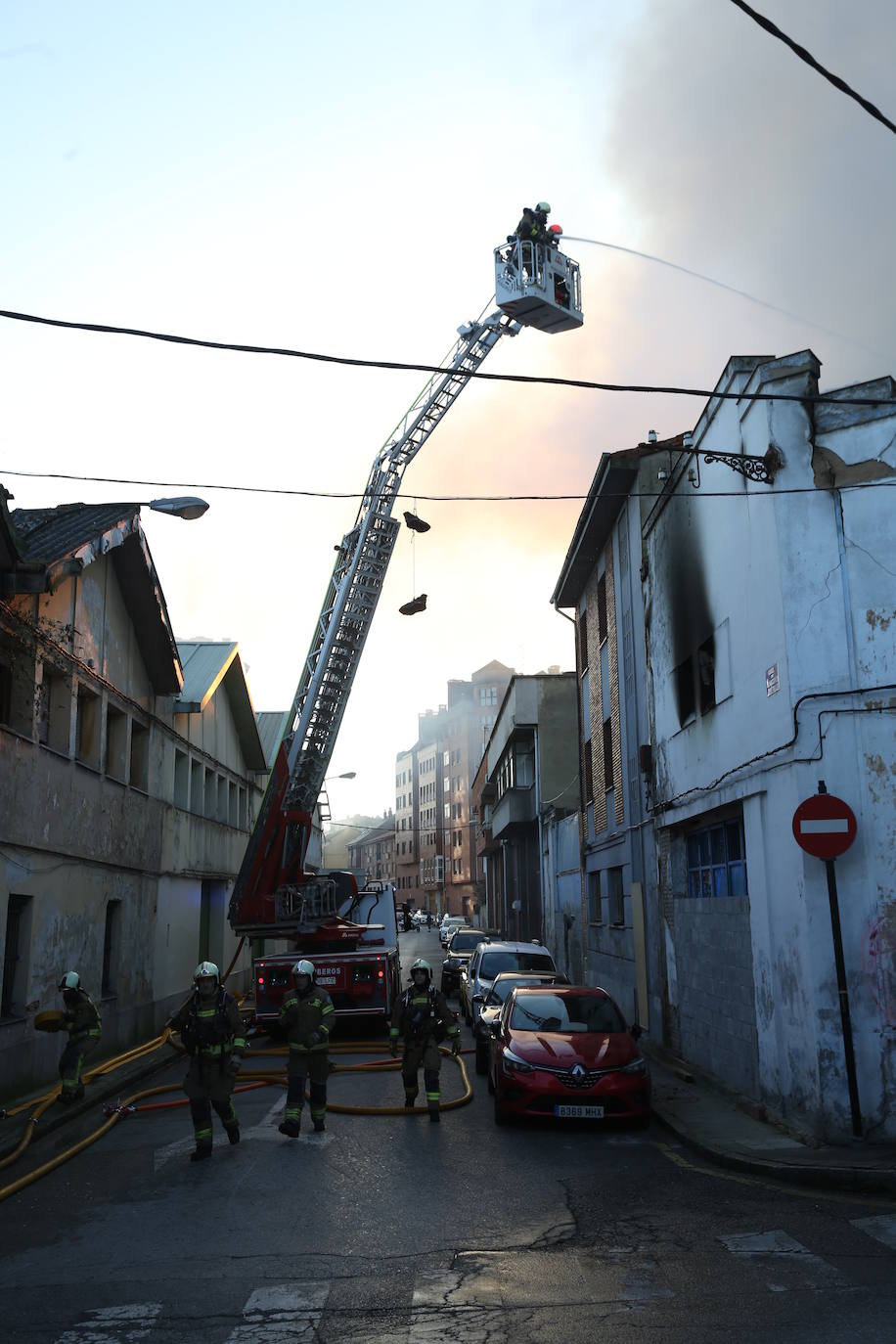 Las imágenes que deja un nuevo incendio en Oviedo en Almacenes Industriales