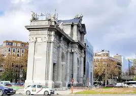 La Puerta de Alcalá, con grapas para ayudar a su fijación.