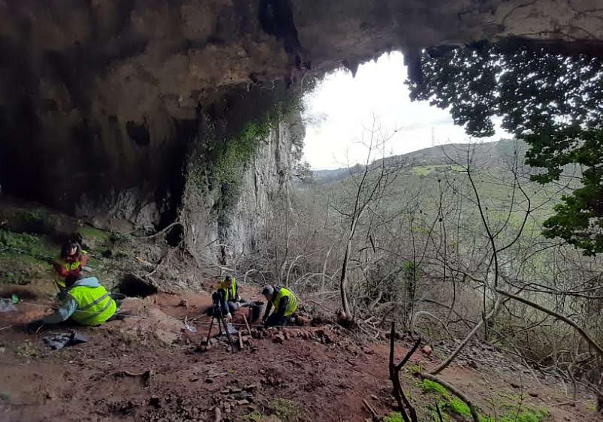 Excavación en la cueva de Godulfo, en Grado, en la que se encontró el conocido como tesoro de Berció.