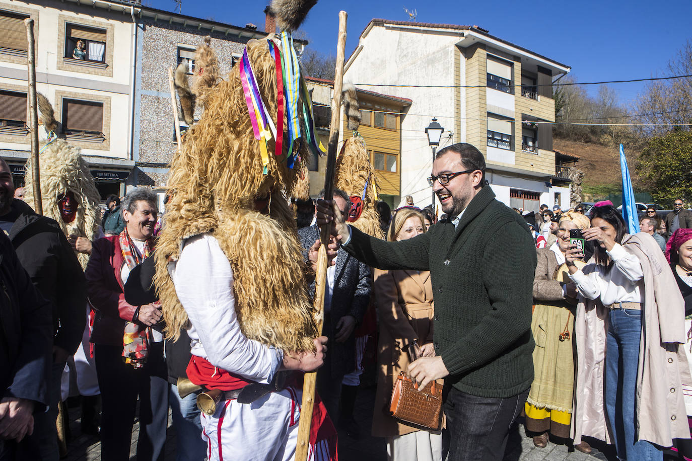 Bimenes disfruta del humor y la ironía con los Sidros y Comedies