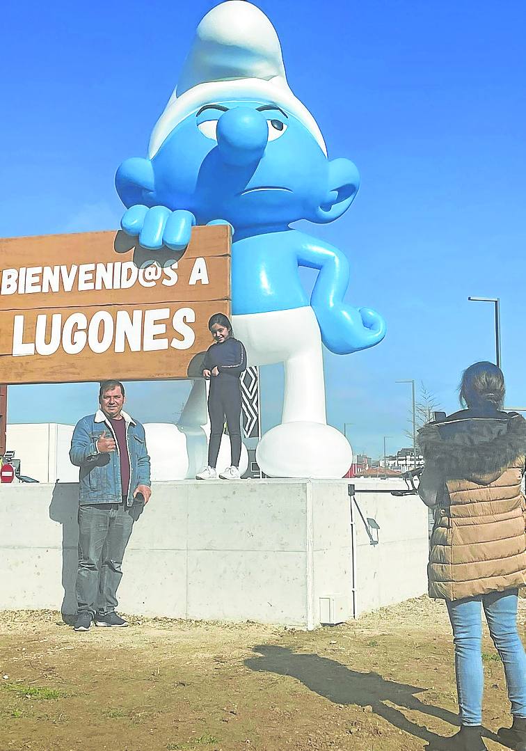 La familia Gabarri Jiménez se fotografía con el Pitufo Gruñón.