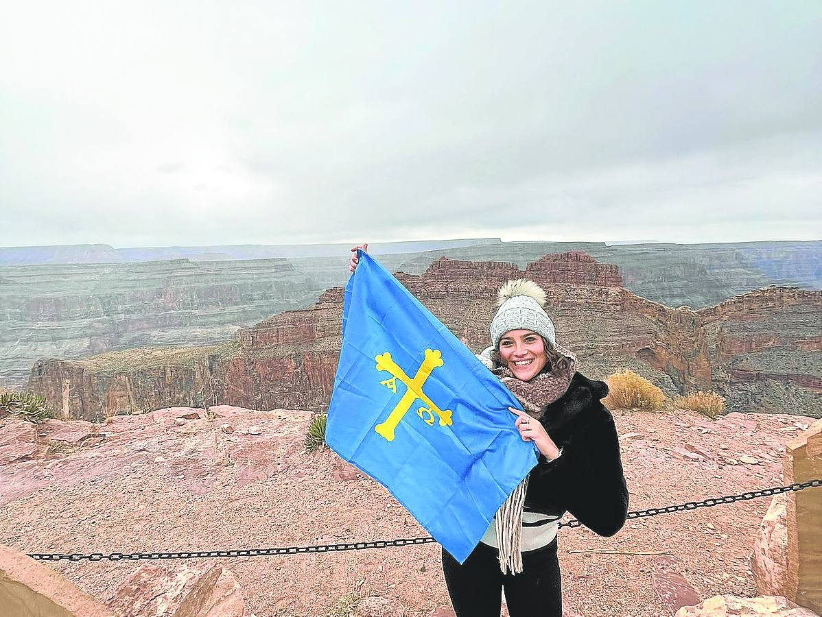 La gijonesa María Rendueles lleva su bandera de Asturias a todas partes, hasta al Gran Cañón.