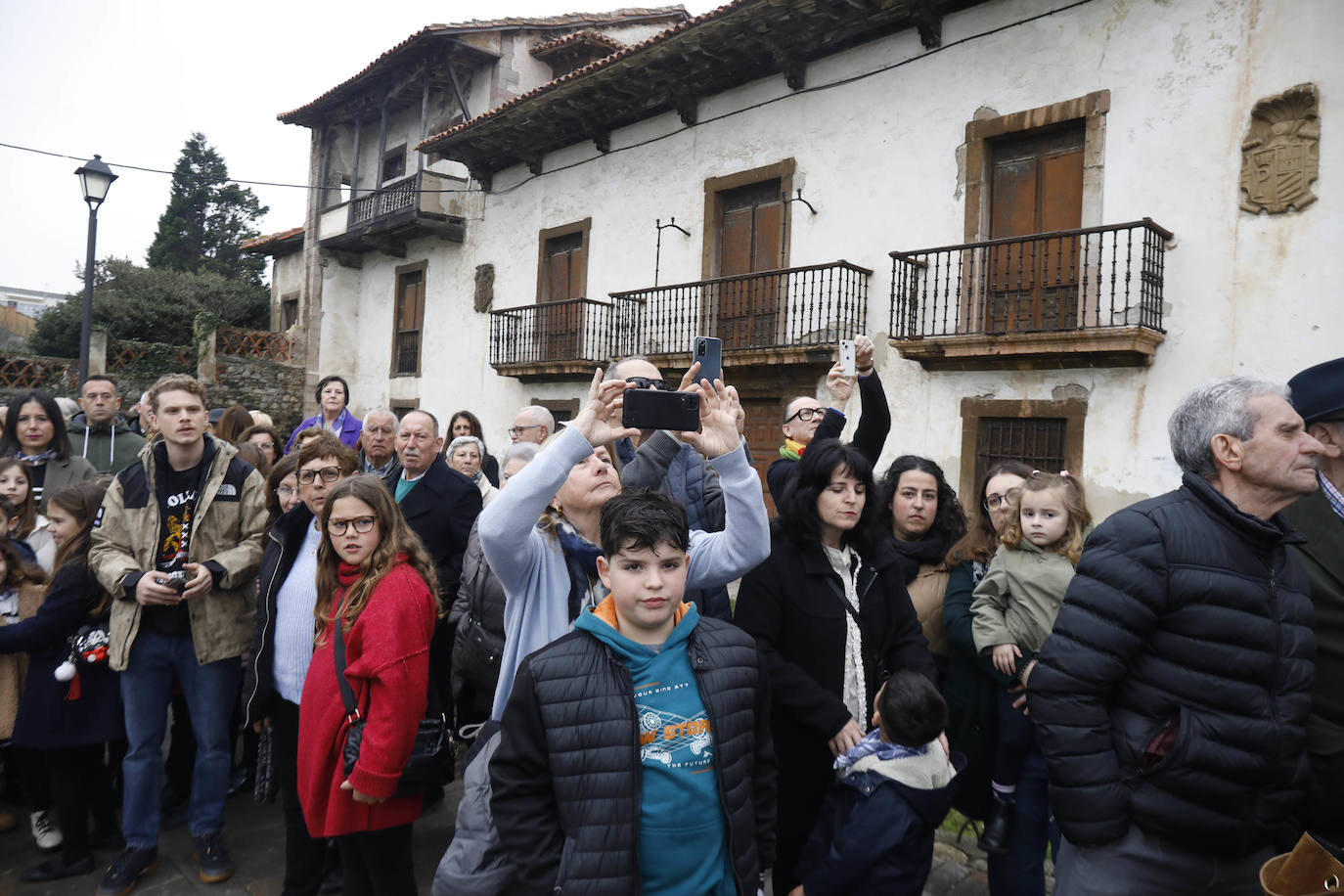 Luanco celebra la procesión del Cristo del Socorro