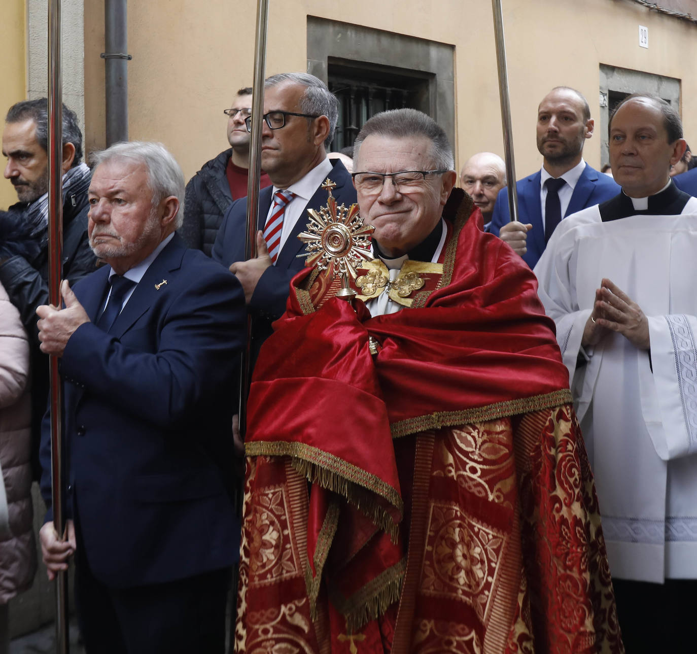 Luanco celebra la procesión del Cristo del Socorro