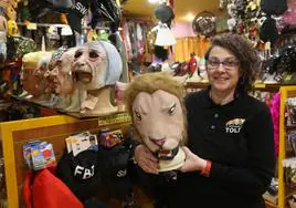 Patricia Santirso, dueña de El Toldo, con una de las casi 200 máscaras del único local especializado en Carnaval.