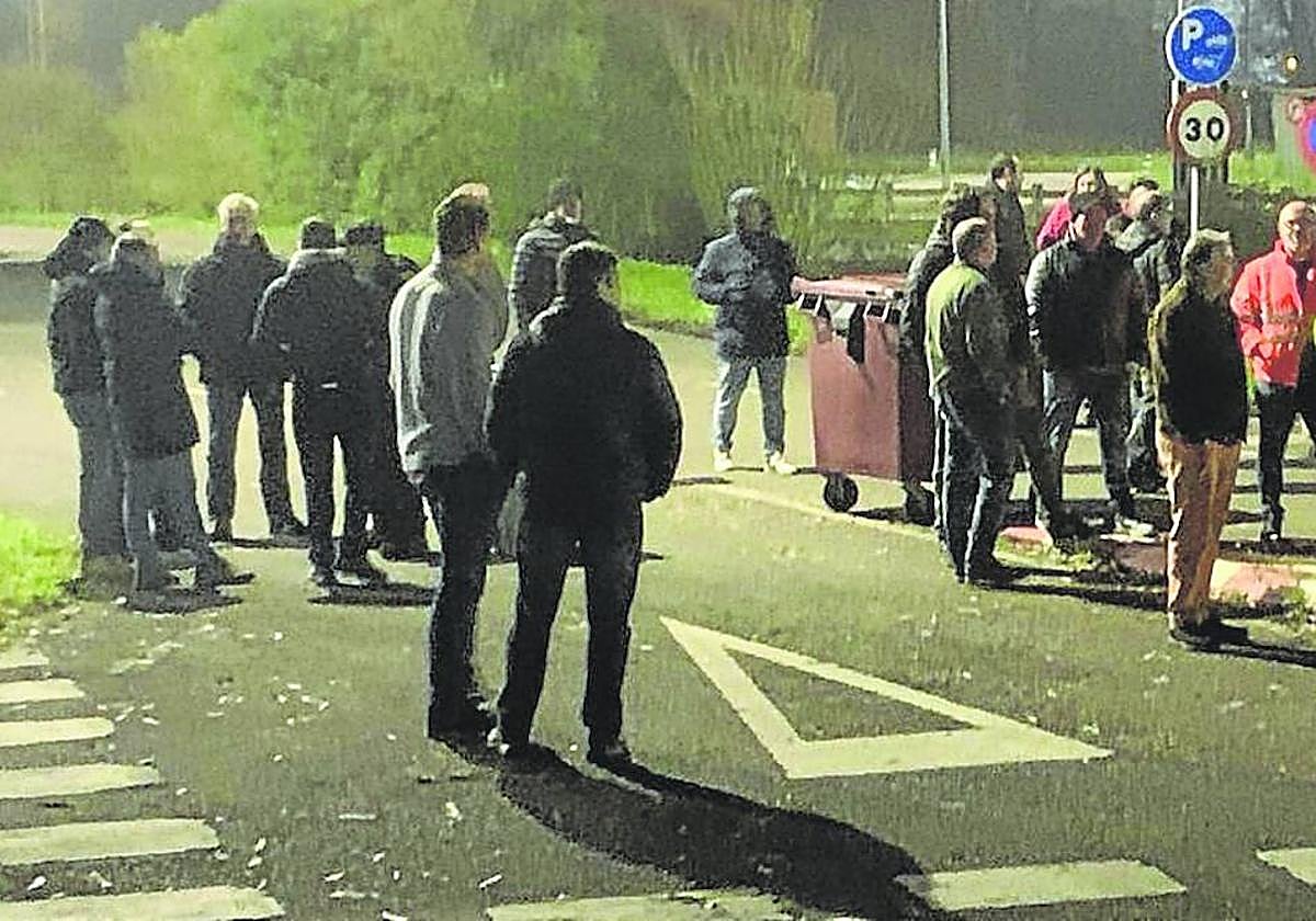 Trabajadores de Arcelor, concentrados ante las oficinas centrales, este martes, antes de amanecer.