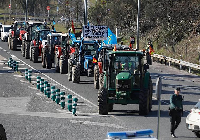 Agricultores y ganaderos asturianos se unieron a la tractorada desde Llanes a Unquera.