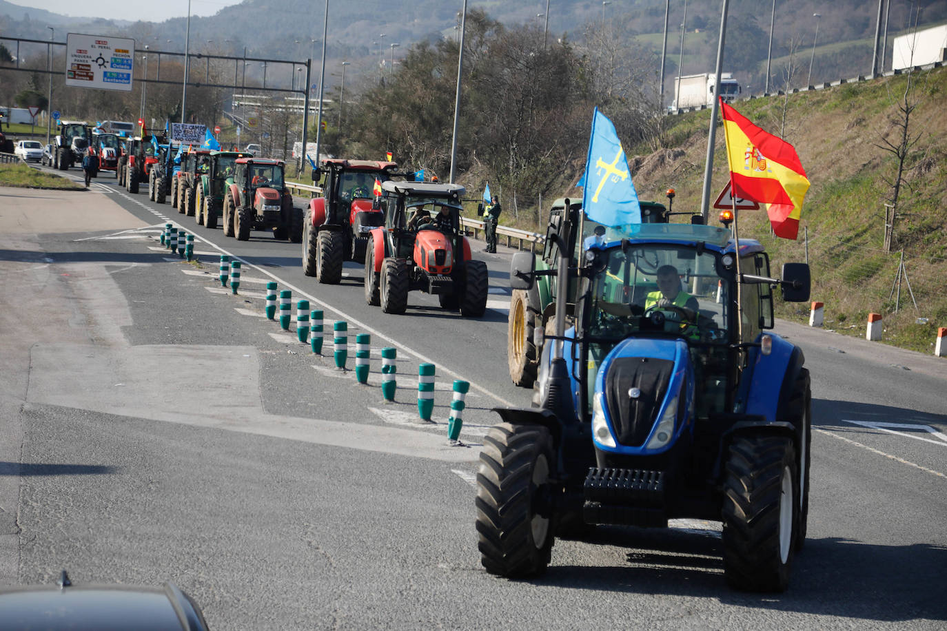 Movilización del campo asturiano: los tractores toman las carreteras