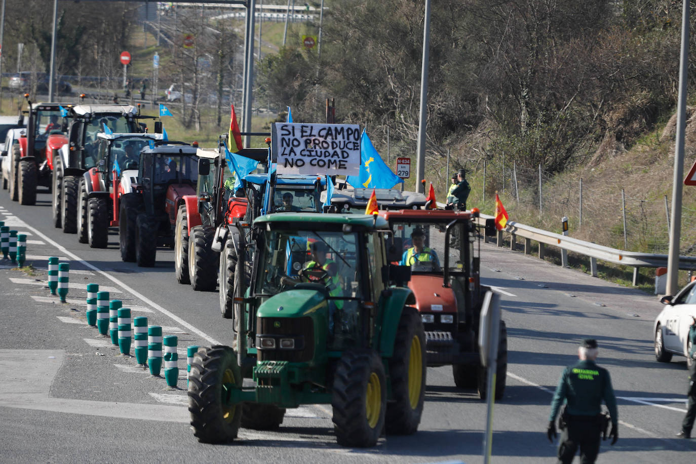 Movilización del campo asturiano: los tractores toman las carreteras