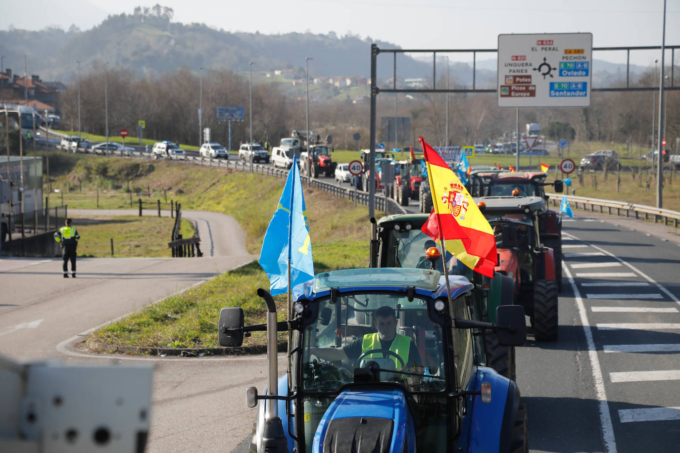 Movilización del campo asturiano: los tractores toman las carreteras