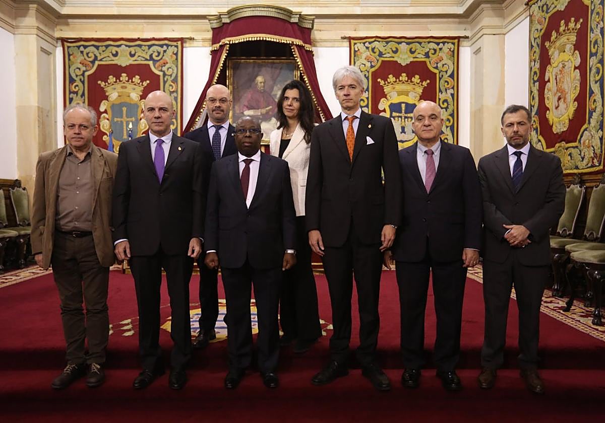 Gustavo Bueno, Álvaro Durántez, Humberto Rodríguez, Alfredo Dombe, Laura Galguera, Santiago Velo, Malek Twal y Ramiro Rodríguez, en la Universidad de Oviedo
