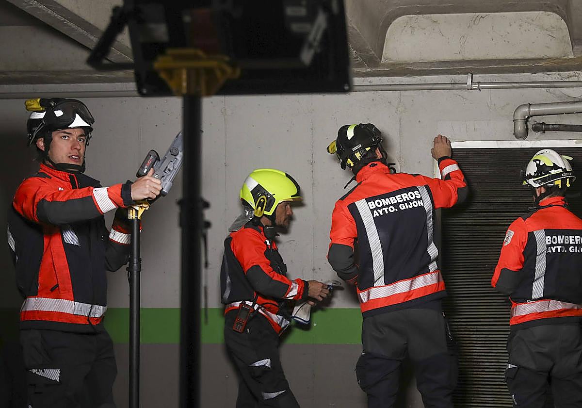 Imagen principal - Hallan lleno de escombros el acceso al pasadizo del refugio de Begoña