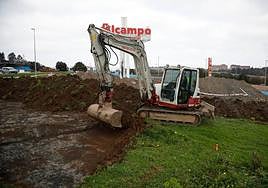 Movimiento de tierras para la ampliación del centro comercial Alcampo.