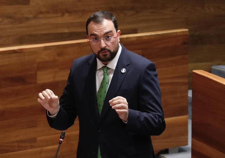 El presidente del Principado, Adrían Barbón, responde en el pleno de la Junta General celebrado este miércoles, a las preguntas formuladas por los grupos parlamentarios.