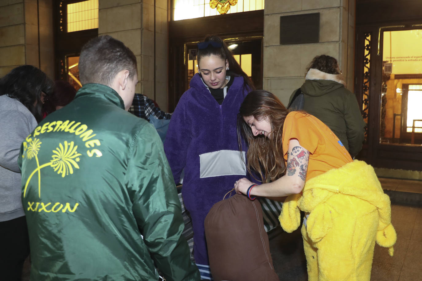 Acampada en Gijón para conseguir las entradas del concurso de charangas