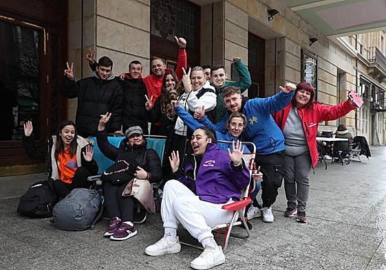 Colas en el Jovellanos para hacerse con una entrada para el concurso de charangas.