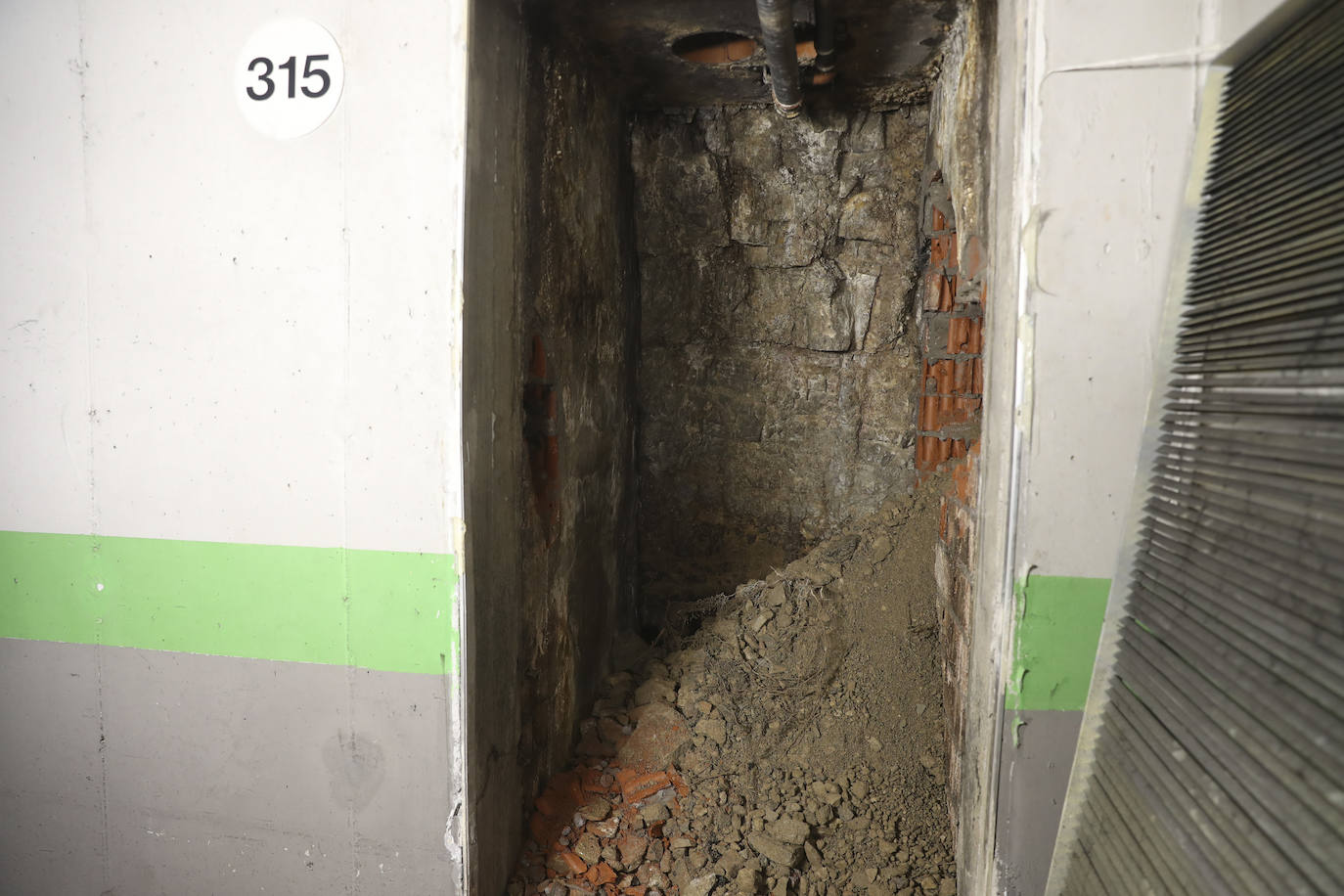 El acceso al pasadizo del refugio de Begoña, lleno de escombros