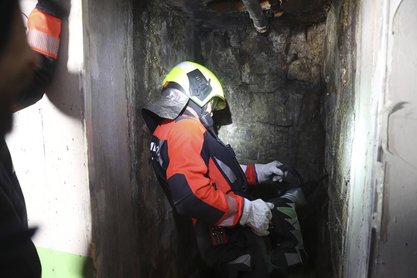 El acceso al pasadizo del refugio de Begoña, lleno de escombros