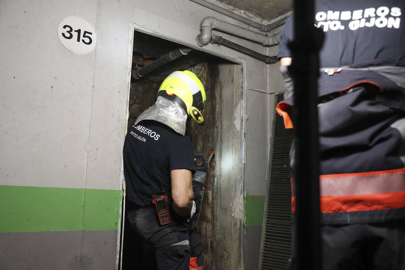 El acceso al pasadizo del refugio de Begoña, lleno de escombros