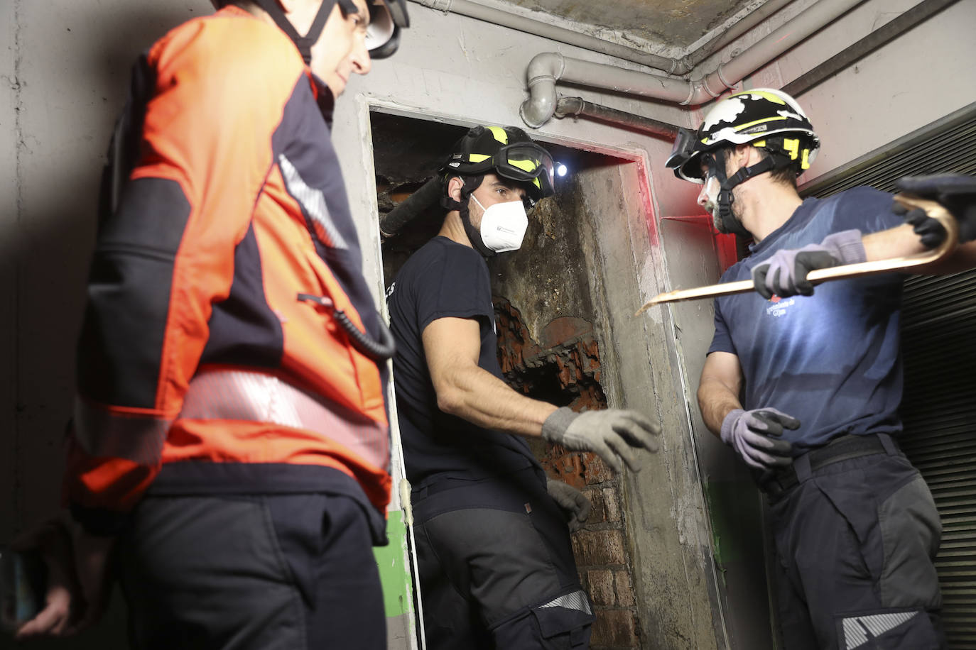 El acceso al pasadizo del refugio de Begoña, lleno de escombros
