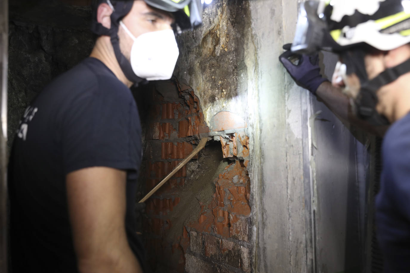 El acceso al pasadizo del refugio de Begoña, lleno de escombros