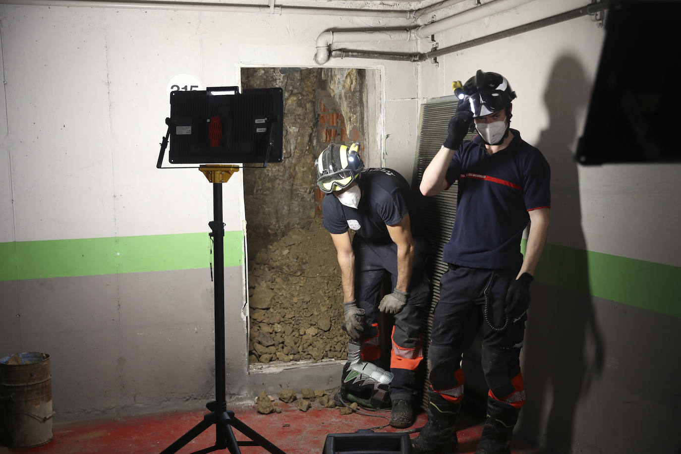 El acceso al pasadizo del refugio de Begoña, lleno de escombros