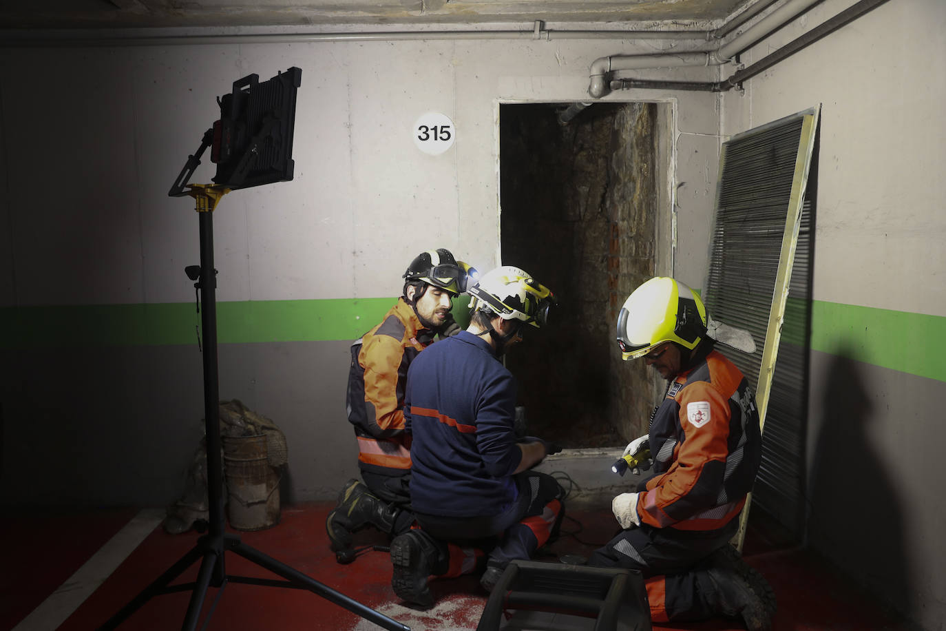 El acceso al pasadizo del refugio de Begoña, lleno de escombros